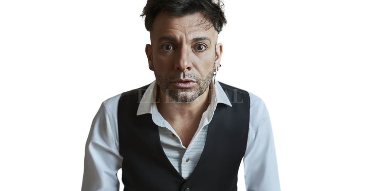 Martín Bossi llega al living de casa