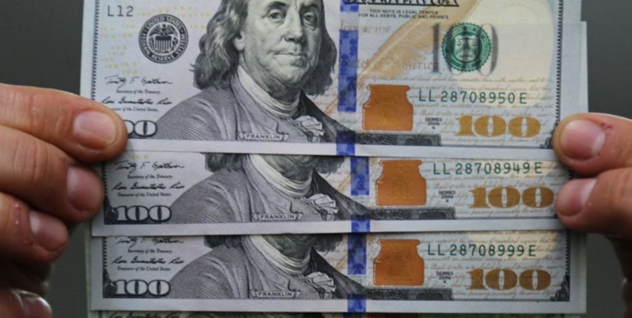 El dólar oficial abrió este jueves estable y el "blue" se vende a $ 132