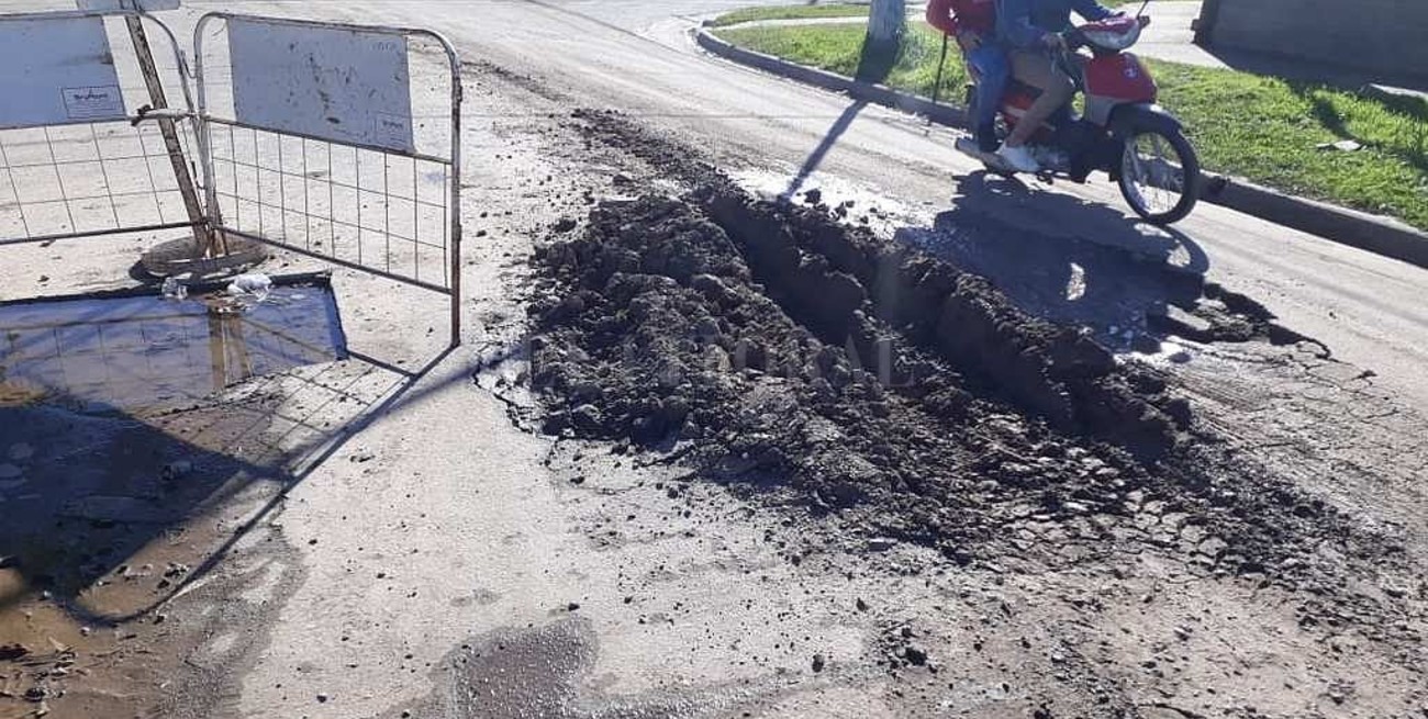Una obra abandonada generó un socavón