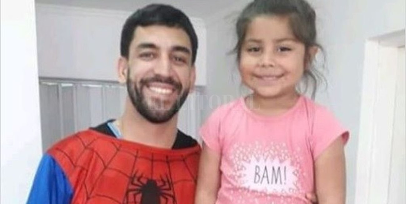 Spiderman atendió a una nena en el Samco de San Genaro