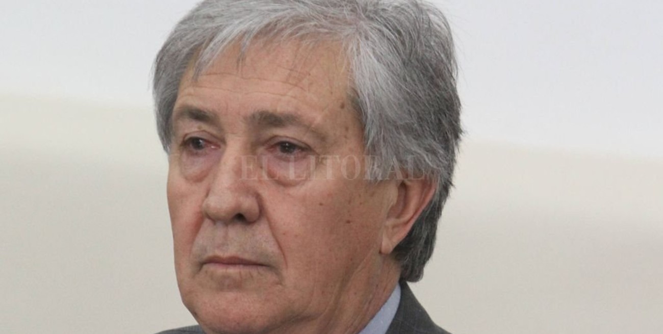 De espaldas al senador