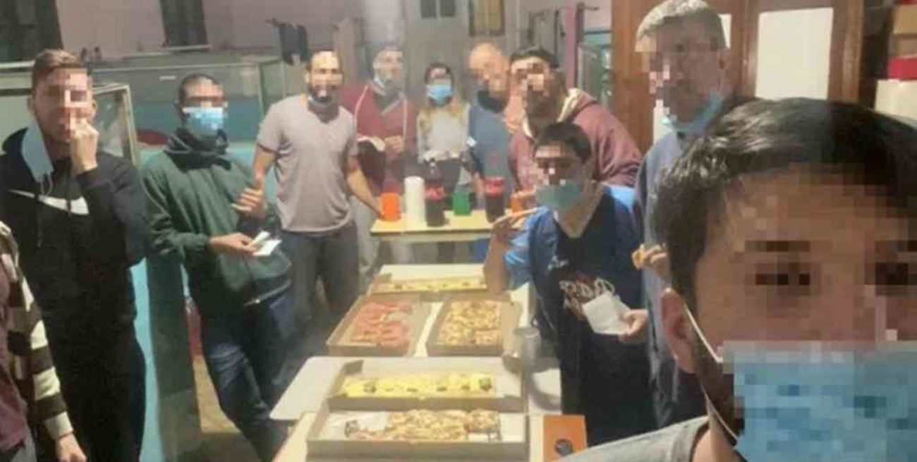 Se contagiaron por compartir un mate, y ahora se juntaron a comer pizza en el hospital