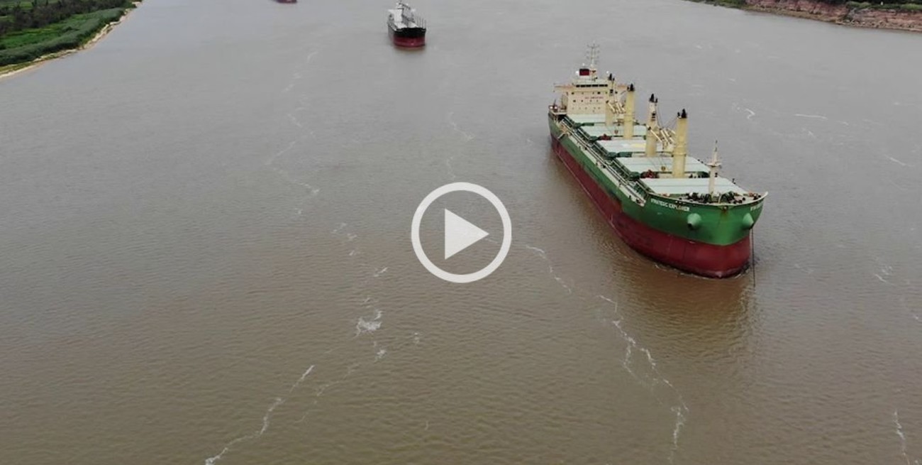 Desde el drone de El Litoral: cientos de barcos esperan para ingresar a los puertos
