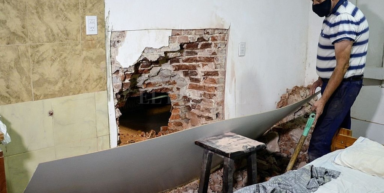 Rosario: boqueteros reducen a una familia, hacen un agujero en una pared y roban empresa de caudales