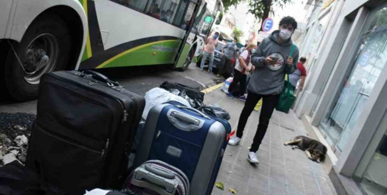 Afirman que hay al menos 6.885 personas varadas fuera de sus provincias