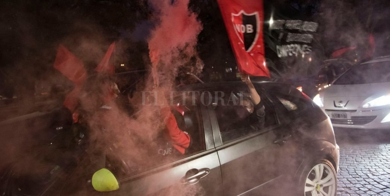 Rosario: una caravana fue al Monumento a la Bandera a pedir que Messi venga a Newell's