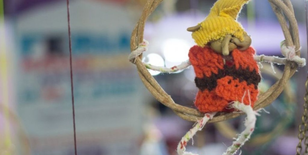 Artesanos de plaza Pueyrredón ofrecen sus productos por la web