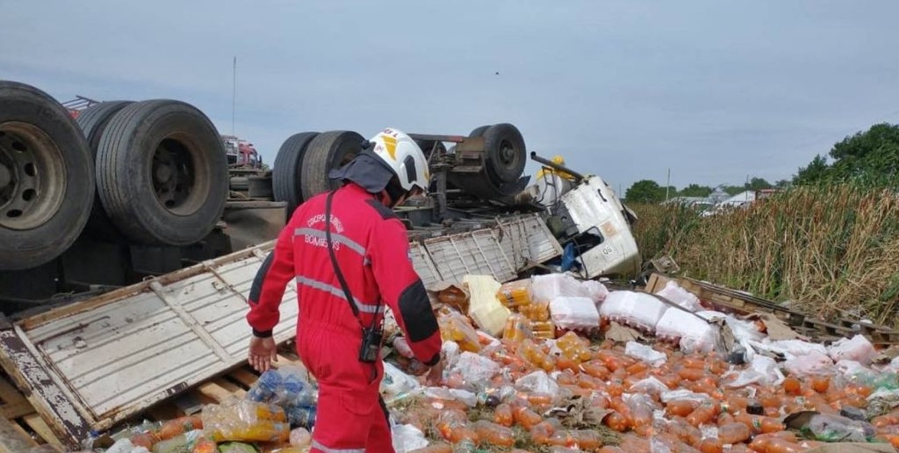 Volcó un camión que trasladaba gaseosas en Entre Ríos