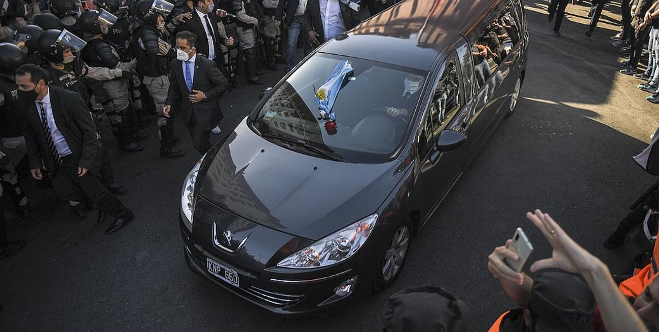 Último adiós a Diego Maradona: familiares y amigos lo despiden en una ceremonia íntima
