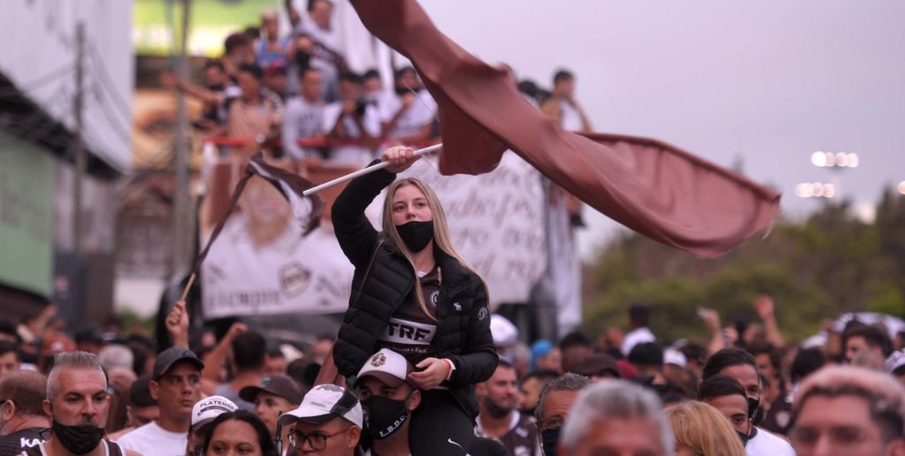 Una multitud recibió en el estadio de Vicente López al plantel de Platense