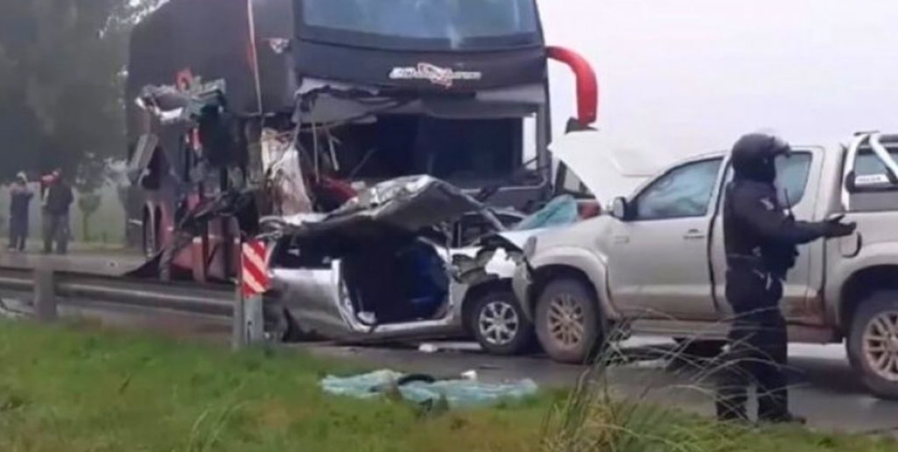 Tres muertos y un bebé herido en un accidente entre una camioneta, un micro y un auto