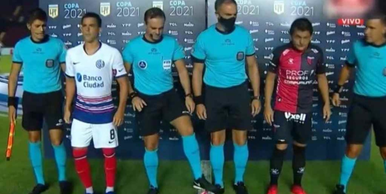 Se quedó con las ganas: Loustau le sacó la pelota al Pulga para evitar otro caño 