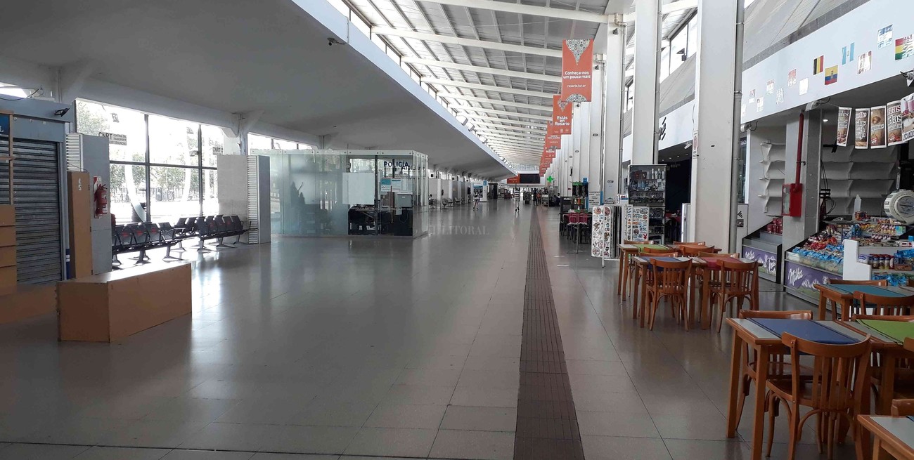 Rosario: la terminal de ómnibus, semivacía