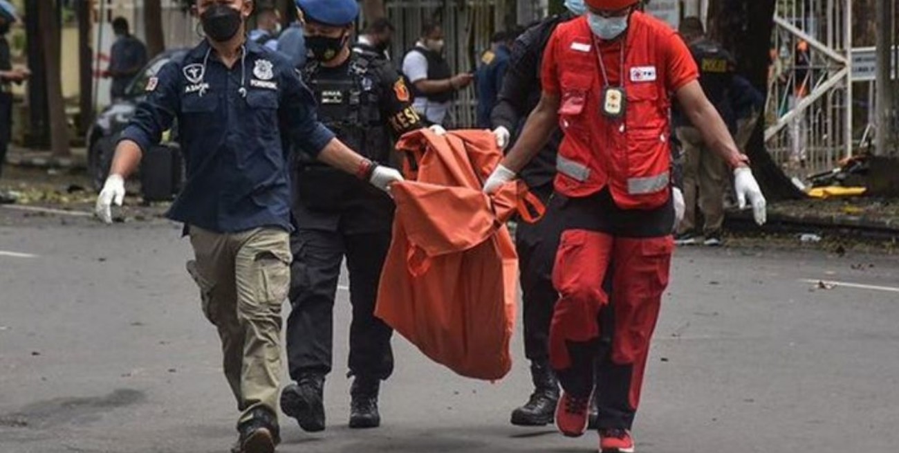 Varios heridos y muertos tras atentado suicida en una catedral de Indonesia