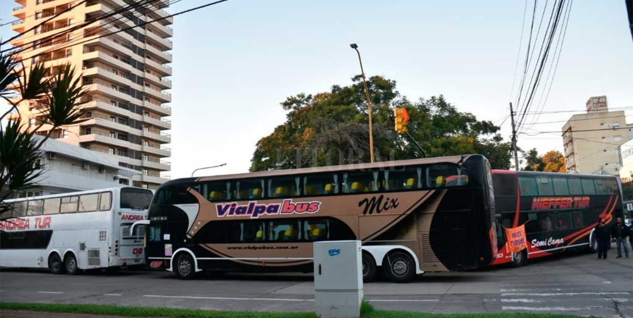 Transportistas de turismo bloquearon  el acceso a la Terminal de Ómnibus