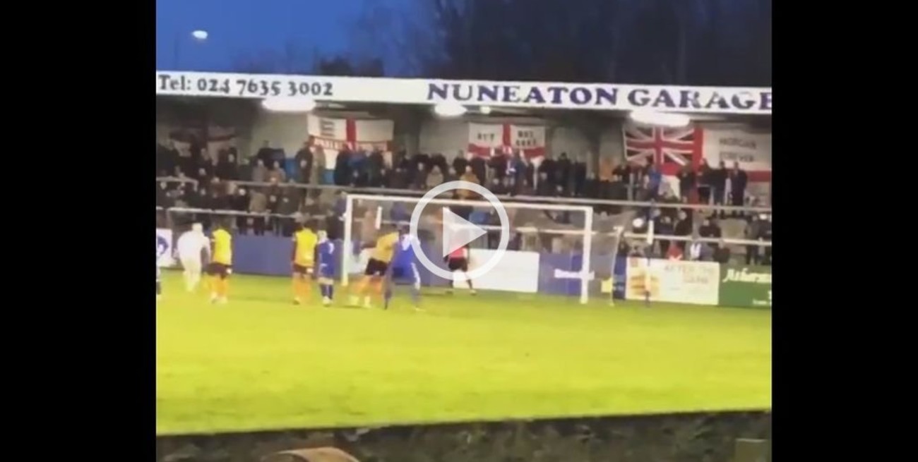 Video: Pateó el peor penal de la historia y rompió una luz del estadio