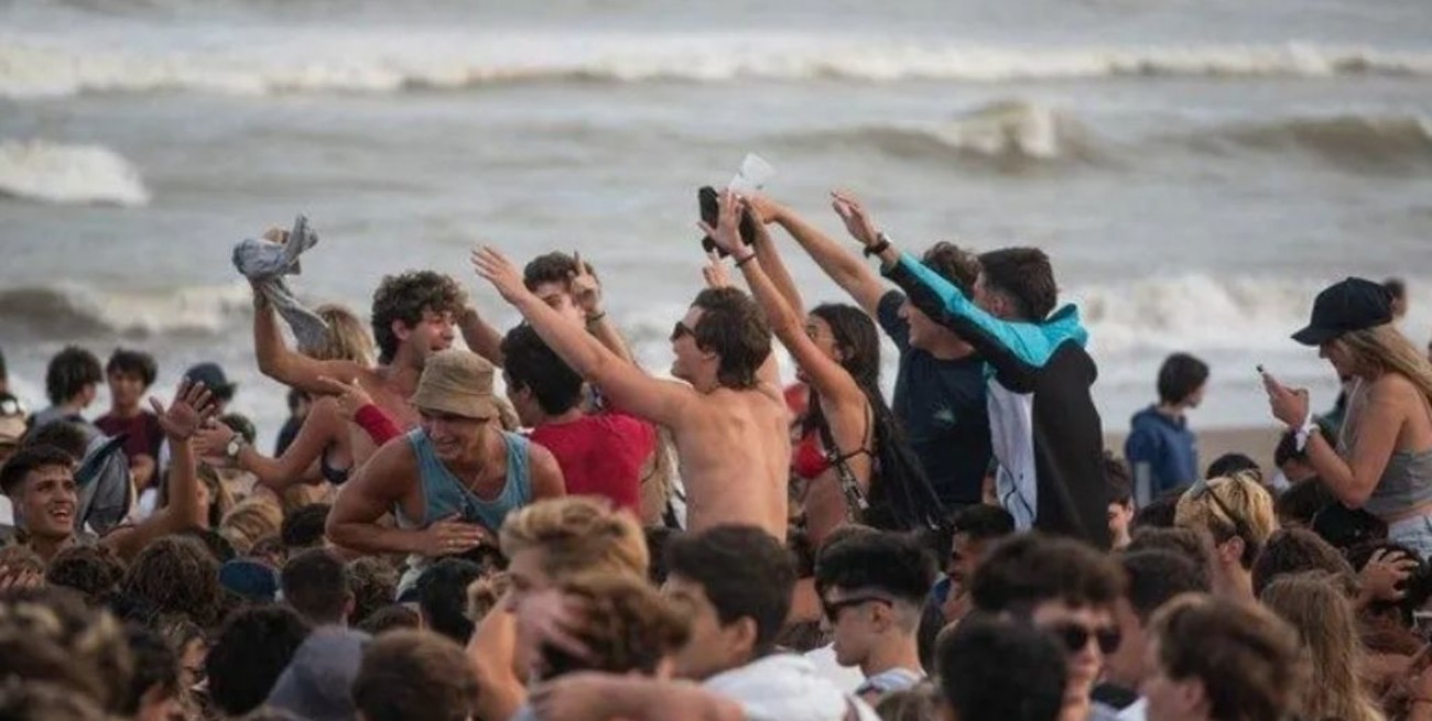 Pinamar prohíbe el consumo de bebidas alcohólicas y el uso de parlantes en espacios públicos