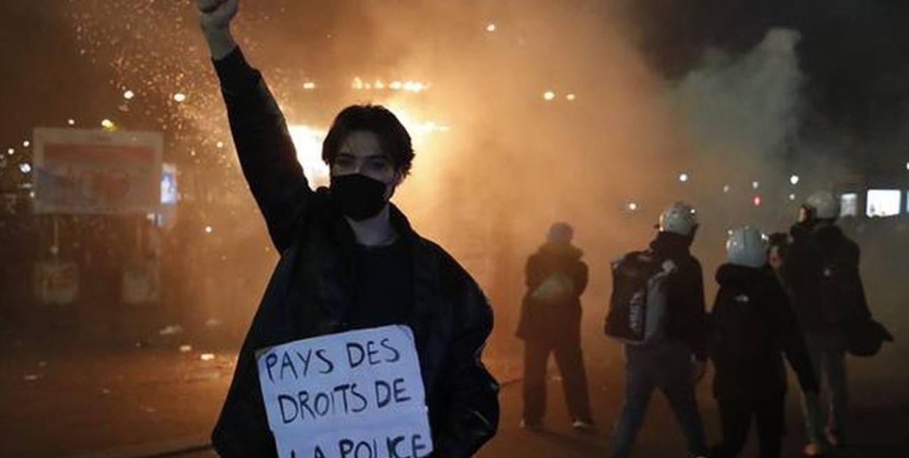 Cuatro policías franceses imputados por golpear a un ciudadano durante las protestas del fin de semana