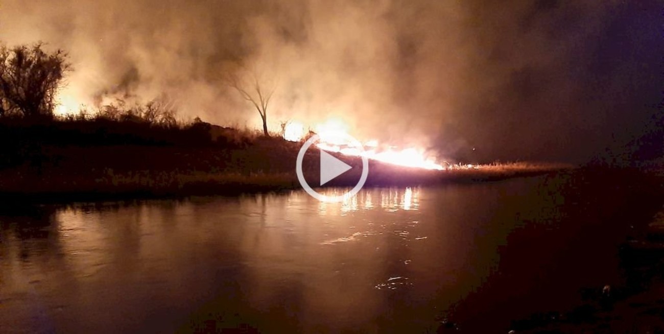 San José del Rincón: incendio forestal en las islas frente al Balneario Municipal