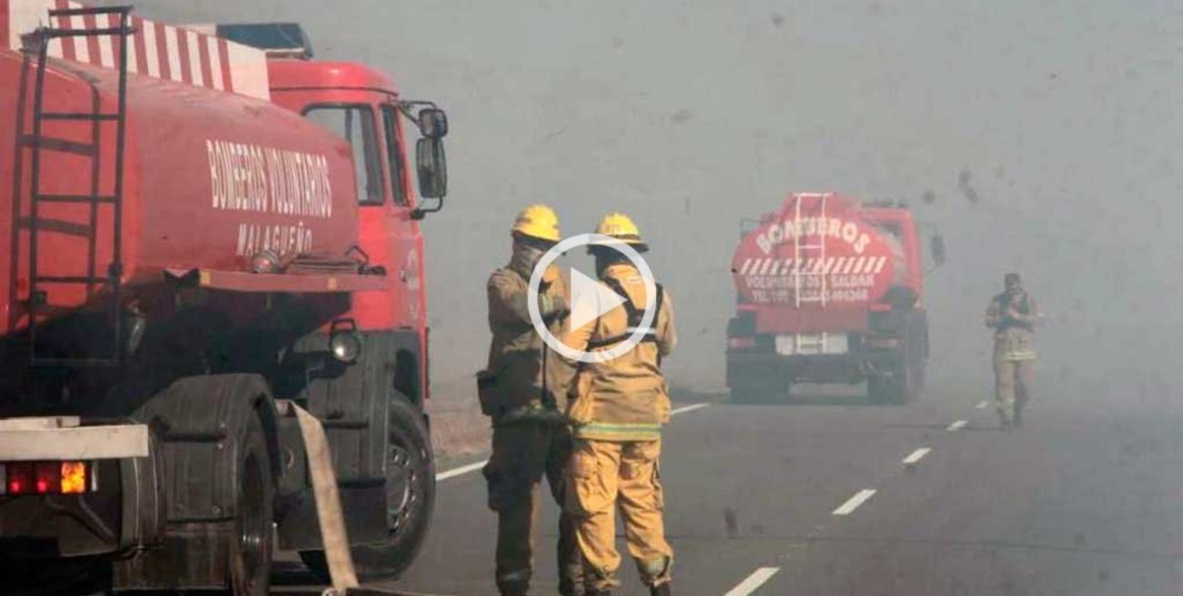 Impactantes imágenes de incendio y humo que obligan a cortar la autopista Córdoba - Carlos Paz