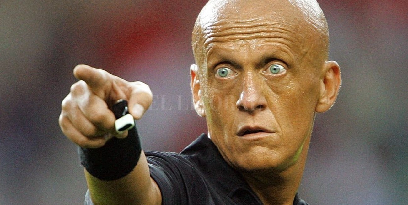 El italiano Pierluigi Collina fue elegido el Mejor Árbitro de la Historia