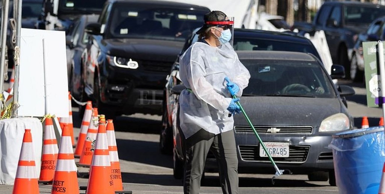 California confinó a 20 millones de personas mientras crecen los casos diarios de coronavirus