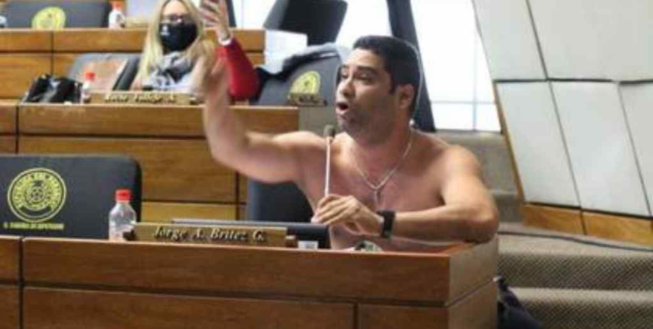 Un diputado paraguayo se sacó la camisa en medio de un discurso en la Asamblea y suspendieron la sesión 