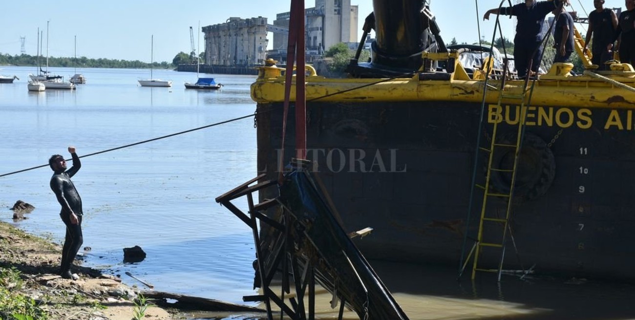 Comenzaron a remover los restos de la casa flotante hundida en el Puerto