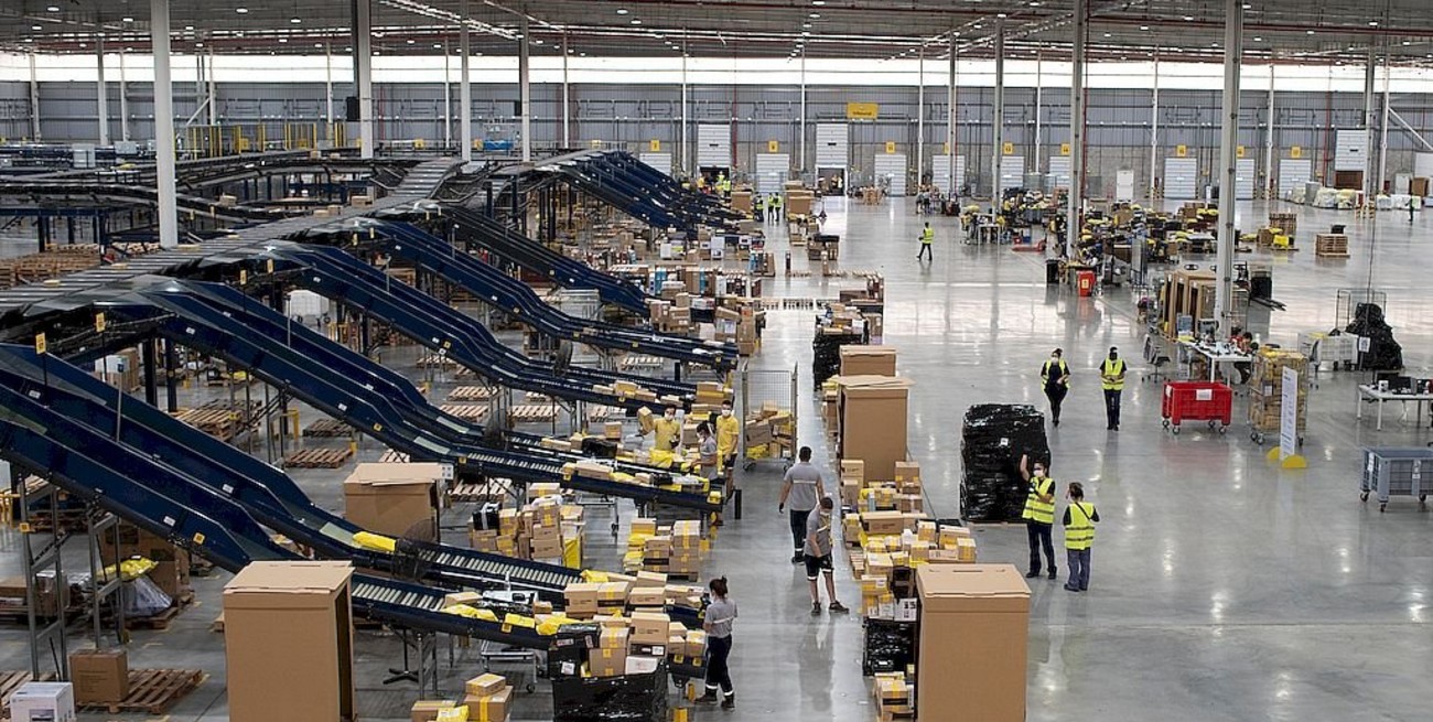 Camioneros bloquean depósitos de Mercado Libre 