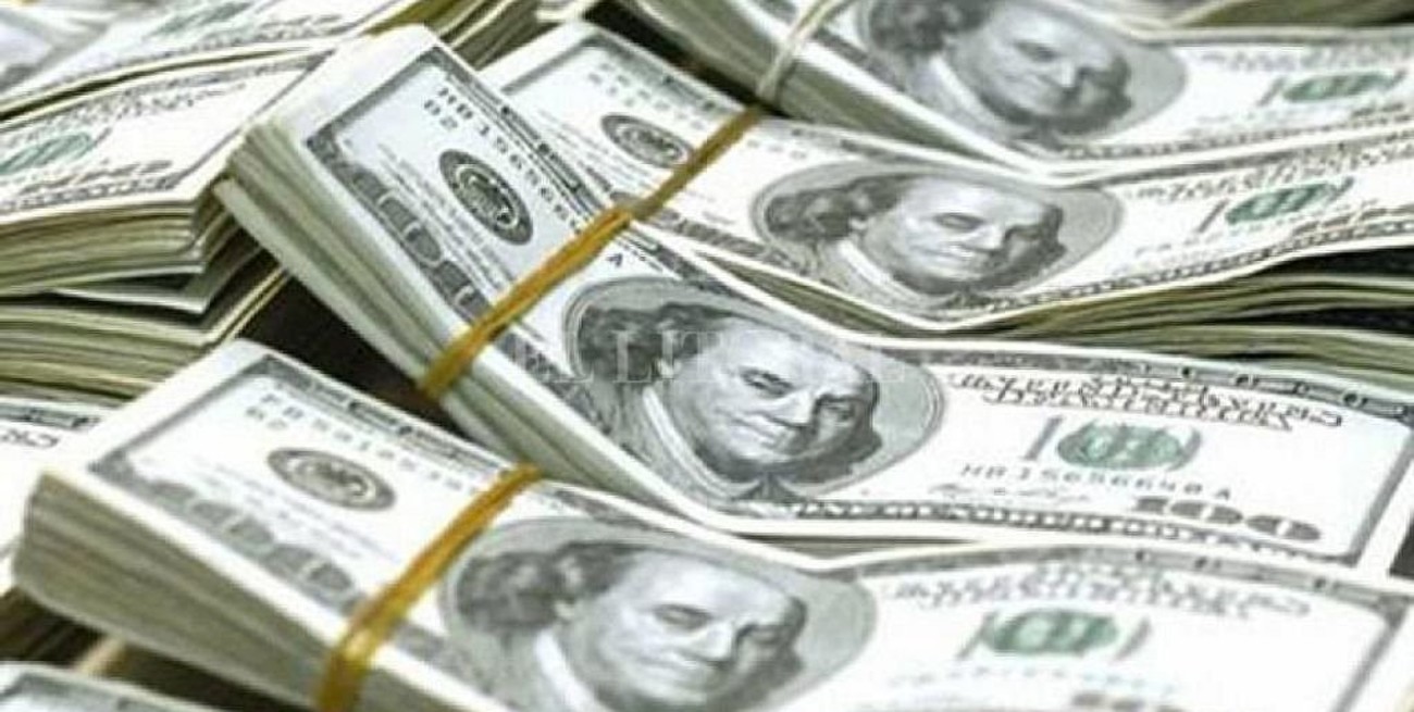 Leve descenso del dólar en el comienzo de la segunda semana del "cepo hard"