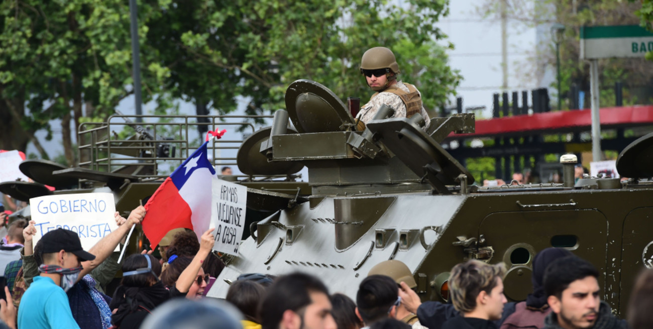 Chile: Enfrentamientos, cacerolas y filas para conseguir nafta y comida