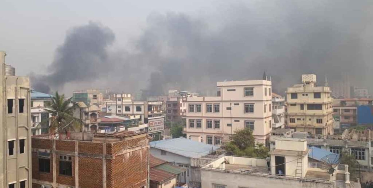 Birmania: mientras televisan un desfile militar, las Fuerzas Armadas asesinan civiles en las calles