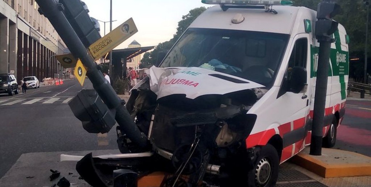 Una ambulancia que trasladaba a un hombre mordido por un pitbull chocó fuertemente contra un semáforo