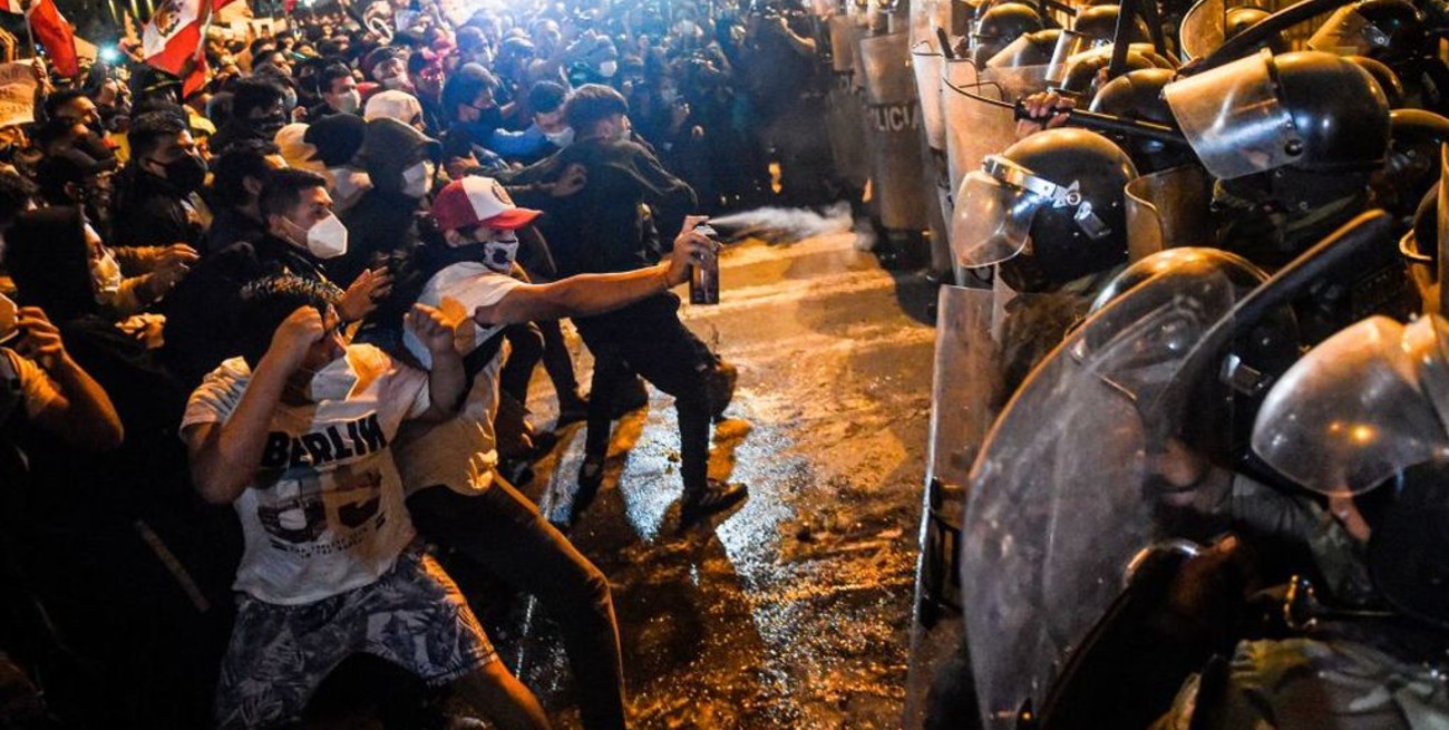 Perú: protestas, 2 muertes y renuncia de 12 ministros