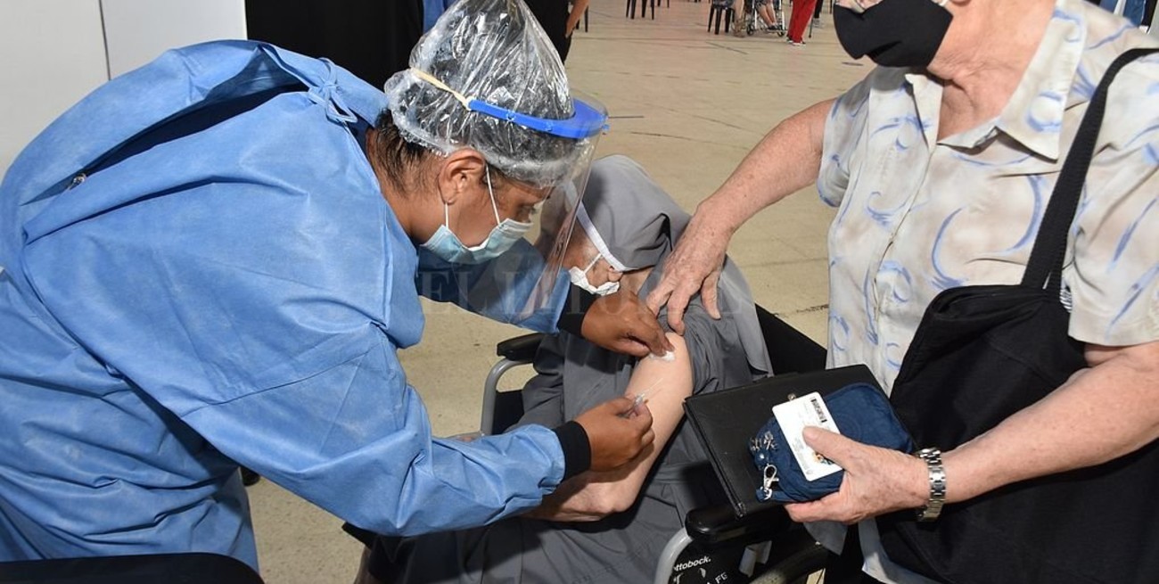 Llegaron 30.600 dosis de la Sputnik V y vuelven a vacunar a adultos mayores