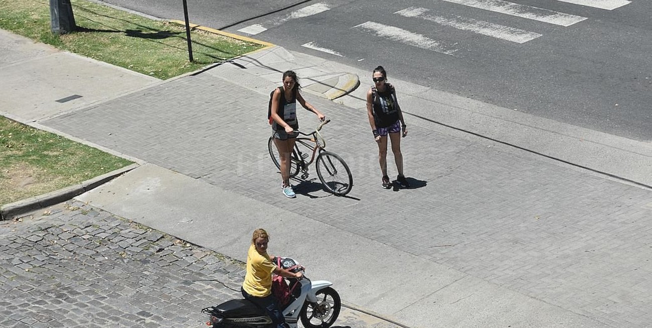 Autos a un máximo de 30 km/h en el centro, e impulso a ciclistas y peatones