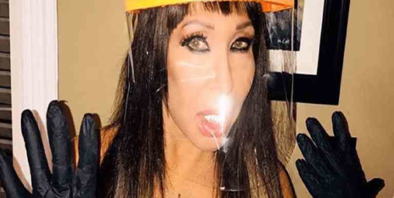 Moria Casán mostró su técnica "anti covid" para sacarse fotos con sus fans en el teatro