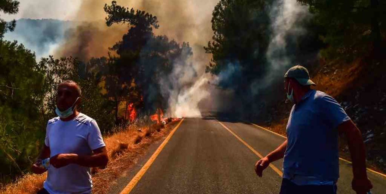 Voraces incendios siguen avanzando en varias localidades de Grecia