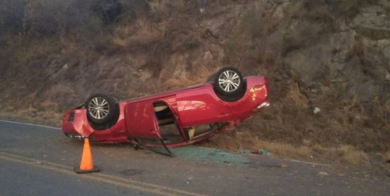 No encuentran a los ocupantes de un automóvil que chocó y volcó