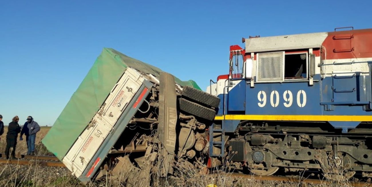 Un tren y un camión impactaron en López