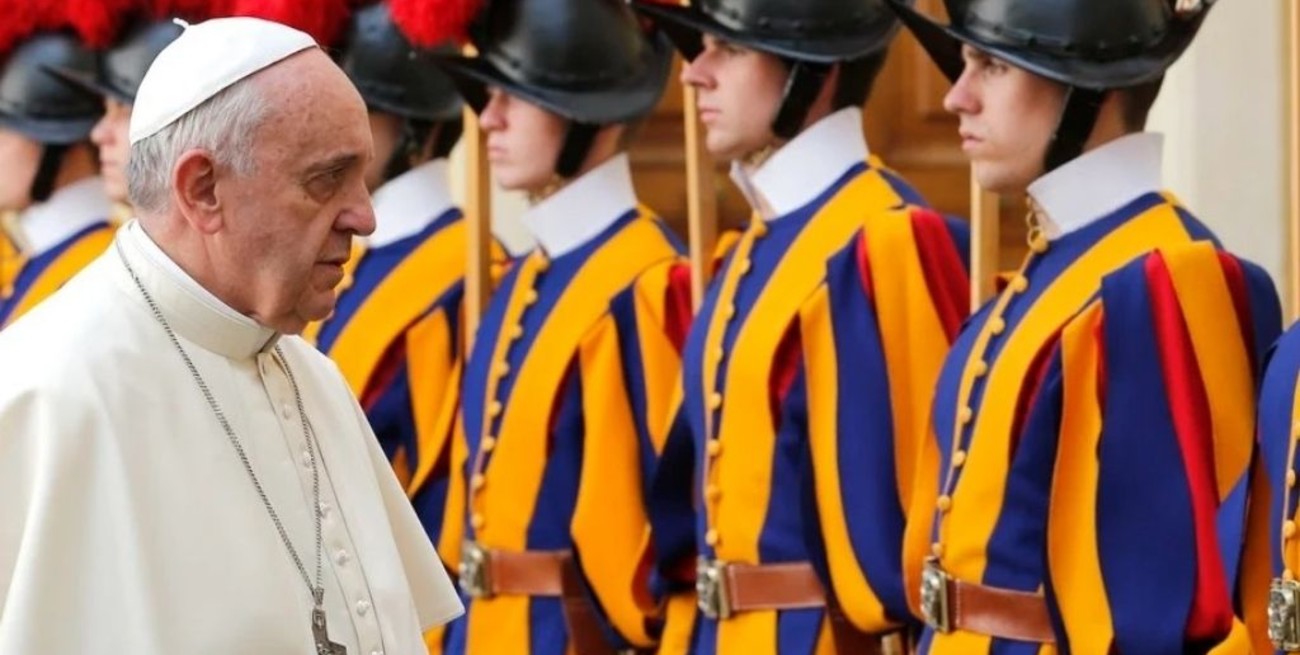 Once miembros de la guardia del Papa Francisco tienen coronavirus