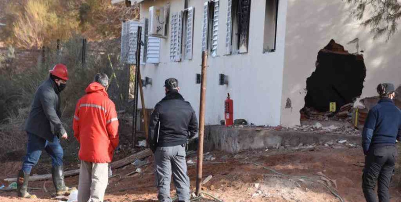 Trasladaron en avión sanitario a la docente herida tras la explosión en una escuela de Neuquén