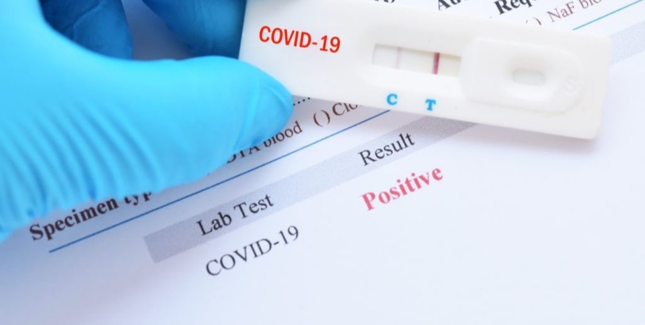 Si doy positivo de covid estando vacunado ¿qué debo hacer?