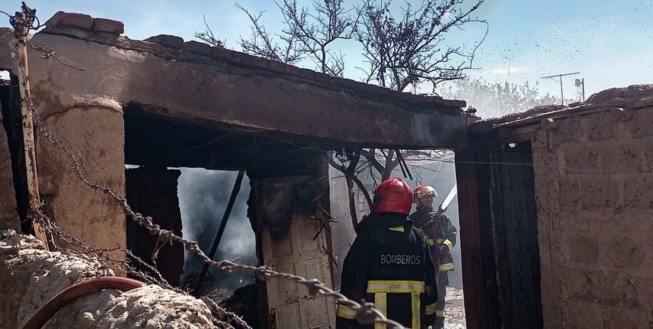 San Juan: tuvieron que romper una puerta para rescatar a siete nenes de un incendio