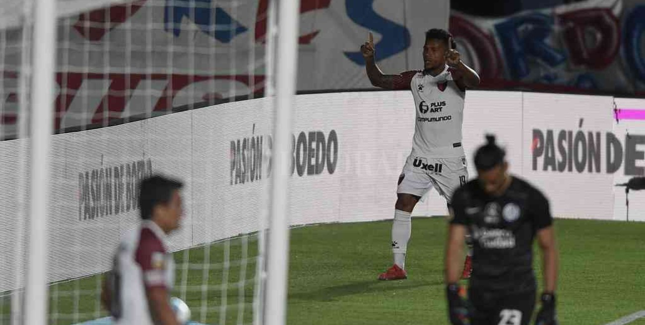 La mejoría del equipo quedó tapada por el pésimo arbitraje