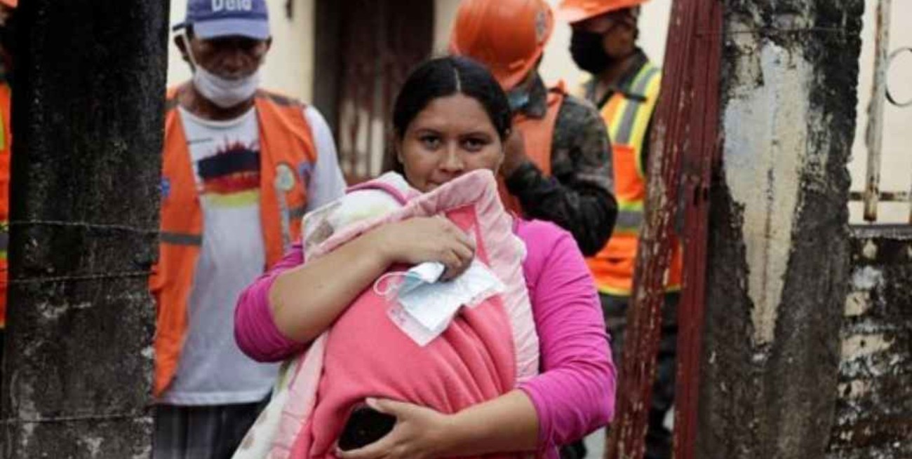 Advierten que aumentarán los casos de coronavirus en Centroamérica tras el paso de los huracanes 