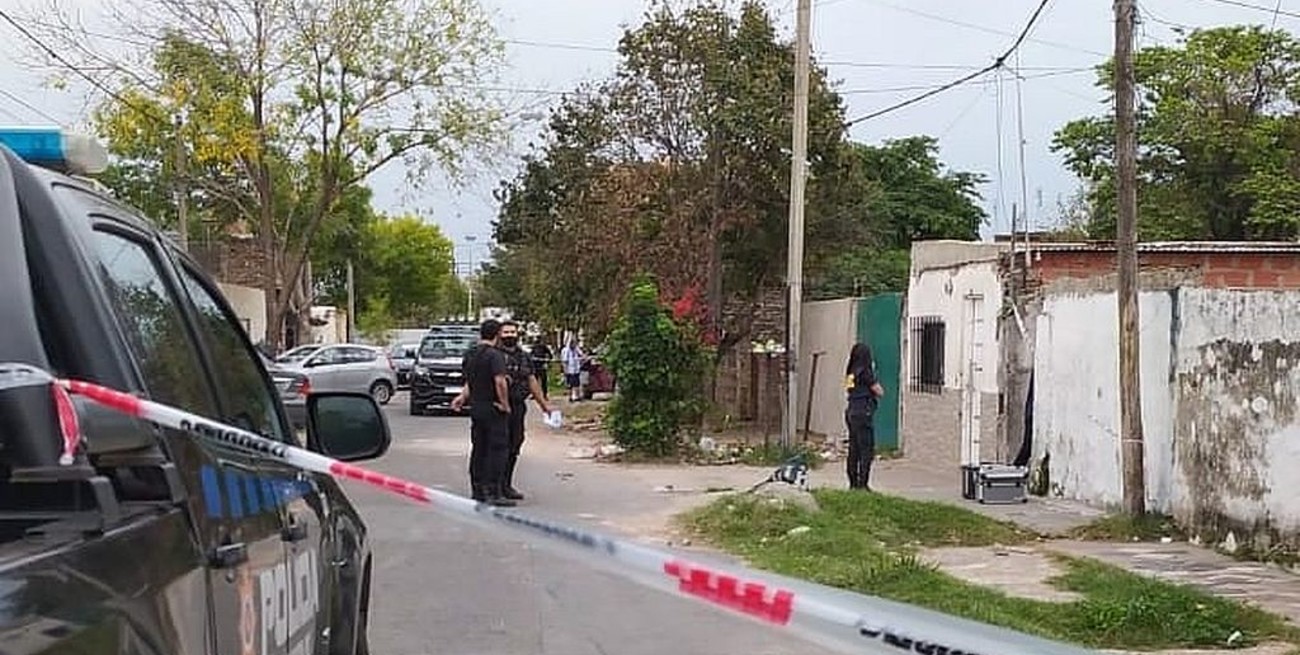 Acribillan a tiros a un hombre dentro de su vivienda en Rosario