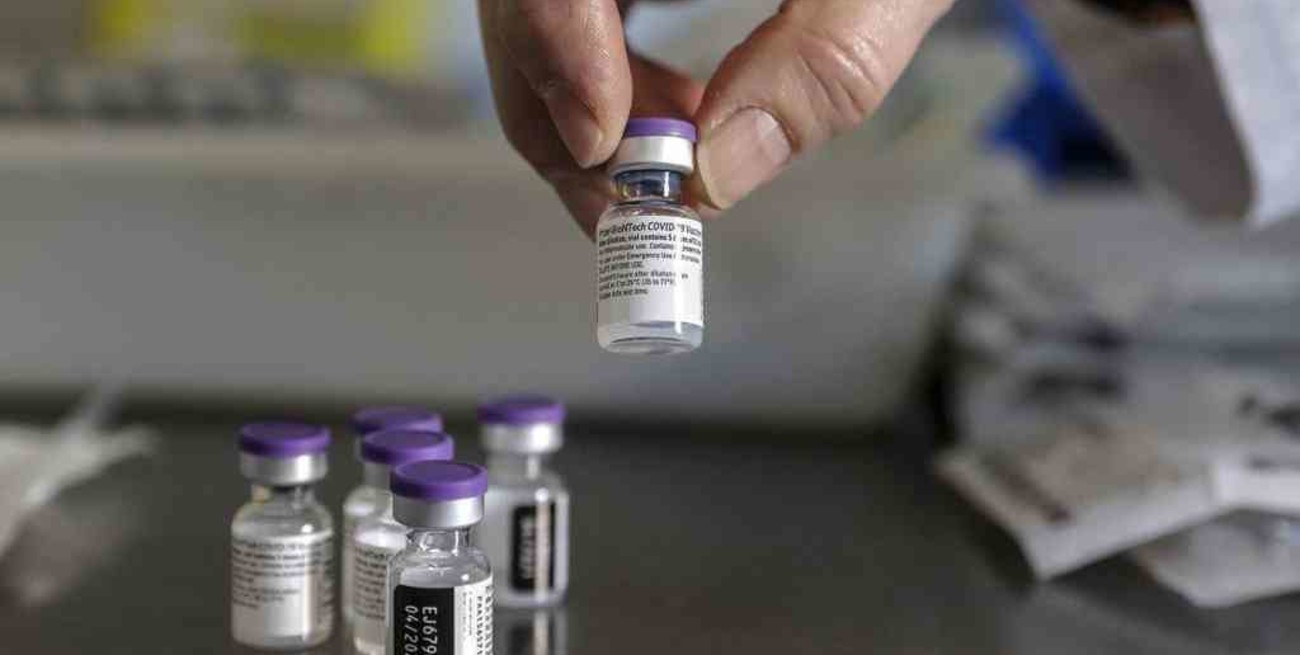 Mendoza: denunciaron a un médico y al dueño de varios geriátricos por presunta venta de vacunas