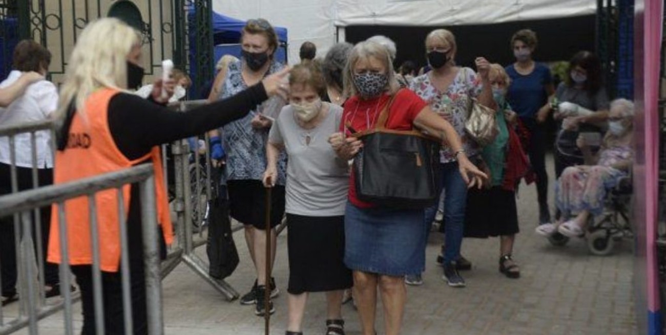 Comenzó la vacunación a mayores de 90 años en Rosario