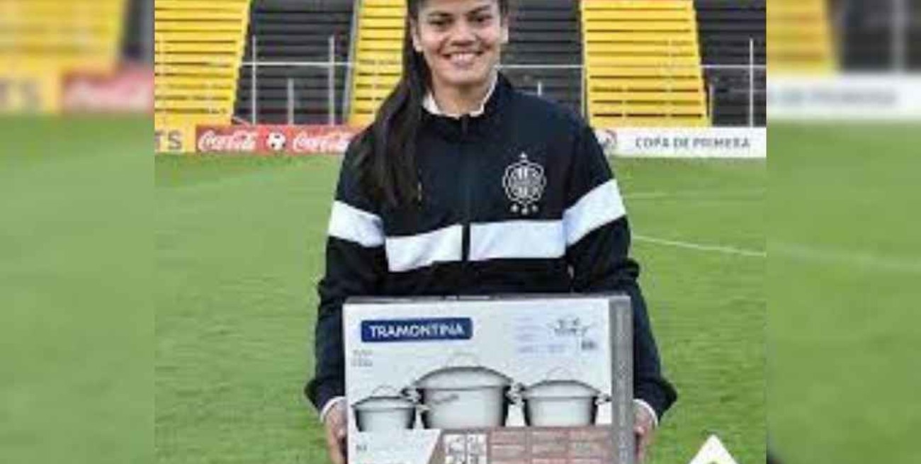 Paraguay: le regalaron un juego de ollas a la jugadora de la fecha